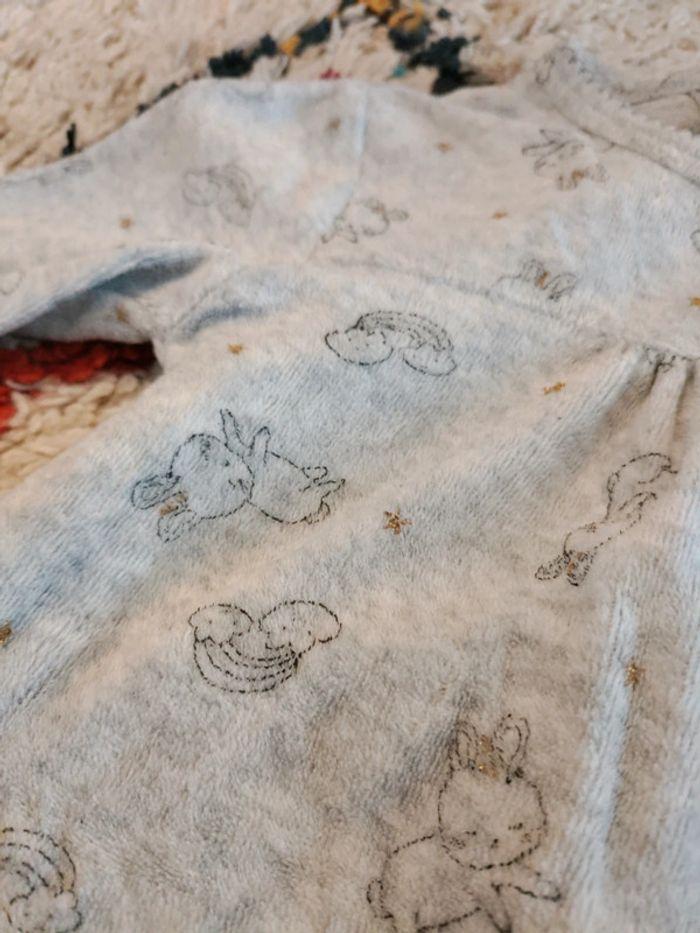 Grenouillère pyjama bébé fille velours gris lapins arc en ciel Kiabi 3mois - photo numéro 2