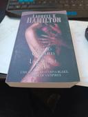 livres “Anita Blake, T1 : Plaisirs coupables/T2 : Le cadavre rieur” par Laurell K. Hamilton