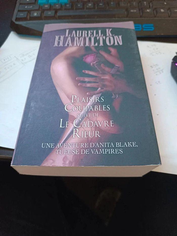 livres “Anita Blake, T1 : Plaisirs coupables/T2 : Le cadavre rieur” par Laurell K. Hamilton