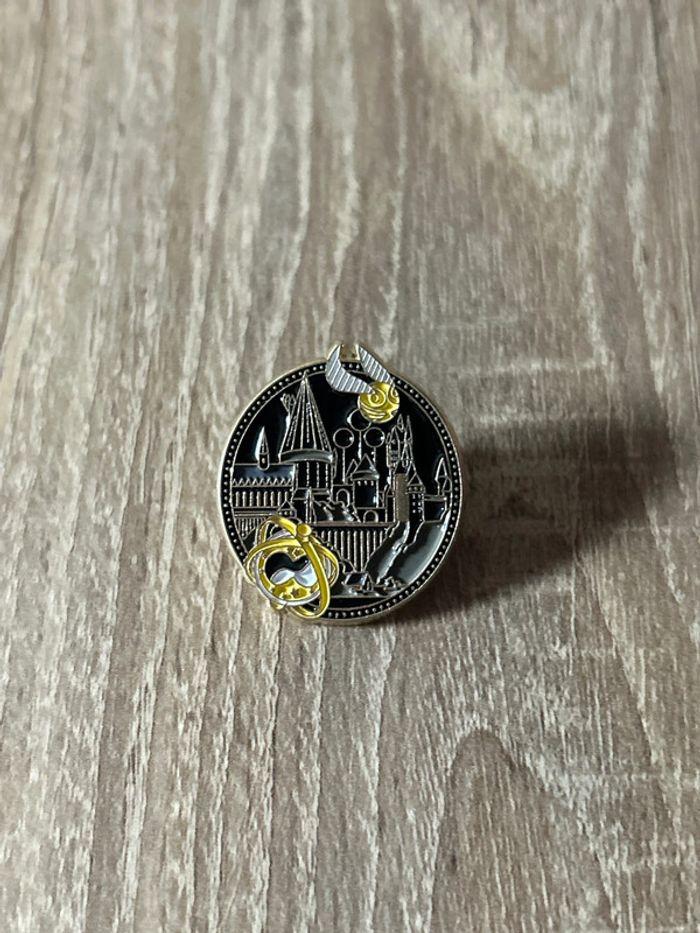 Broche/pin château Poudlard couleur dorée, état neuf/new, jamais utilisé, Harry Potter - photo numéro 1