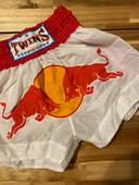 Short de boxe Muay Thaï Kick Boxing Twins Red Bull - taille XL