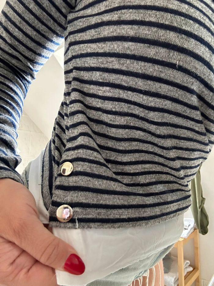 Pull marinière bleu marine et gris avec boutons - photo numéro 4