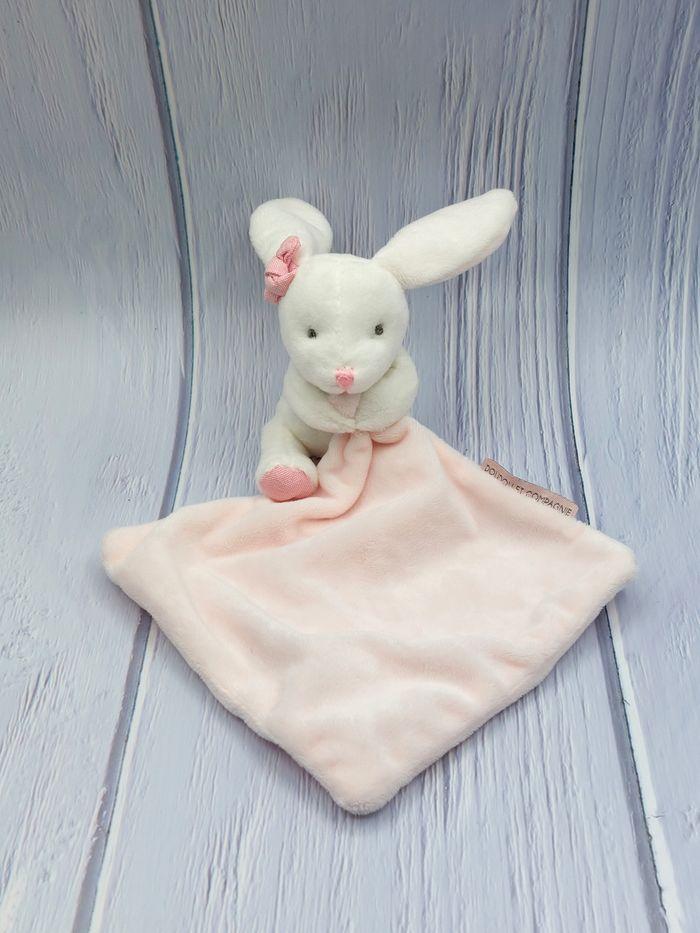 DOUDOU ET COMPAGNIE lapin blanc mouchoir rose boîte fleur DC3337 - photo numéro 1