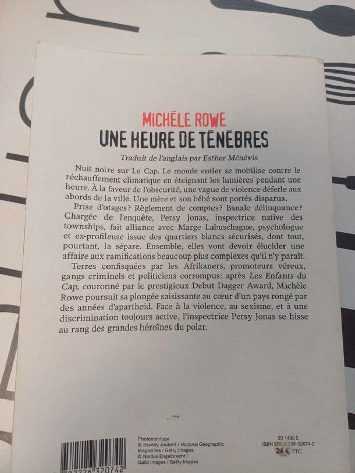 Livre une heure de ténèbres - photo numéro 2