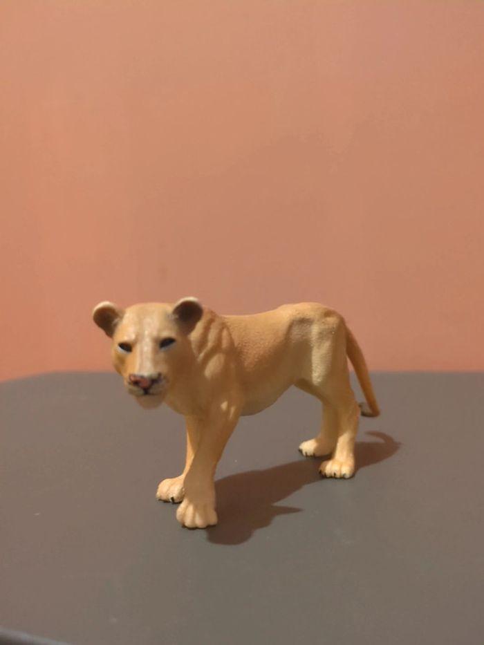 figurine lionne Schleich - photo numéro 1