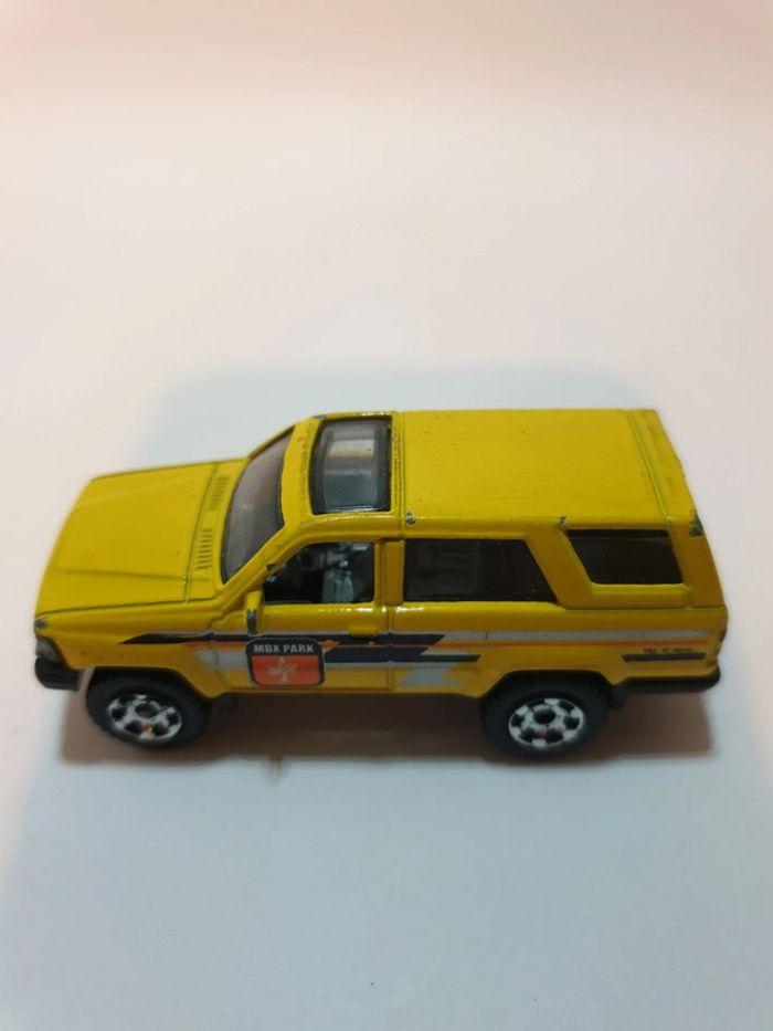 Matchbox 2013 Toyota 4Runner 1985 jaune MBX Park - 1/64 - photo numéro 12