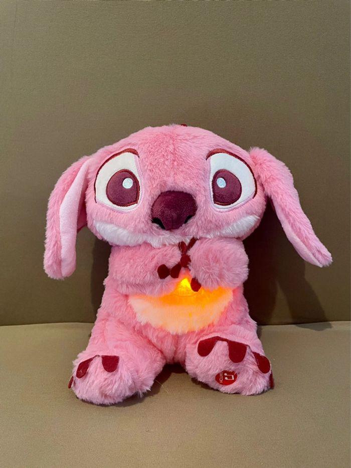 Peluche lumineuse Disney Stitch Angel qui respire 🩷 - photo numéro 1