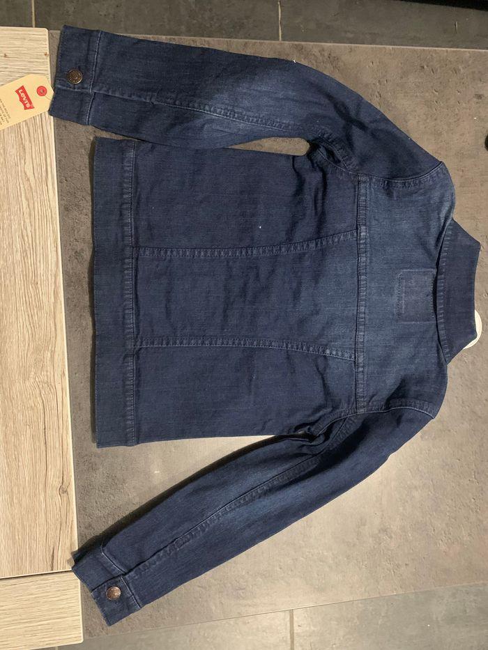 Veste levis