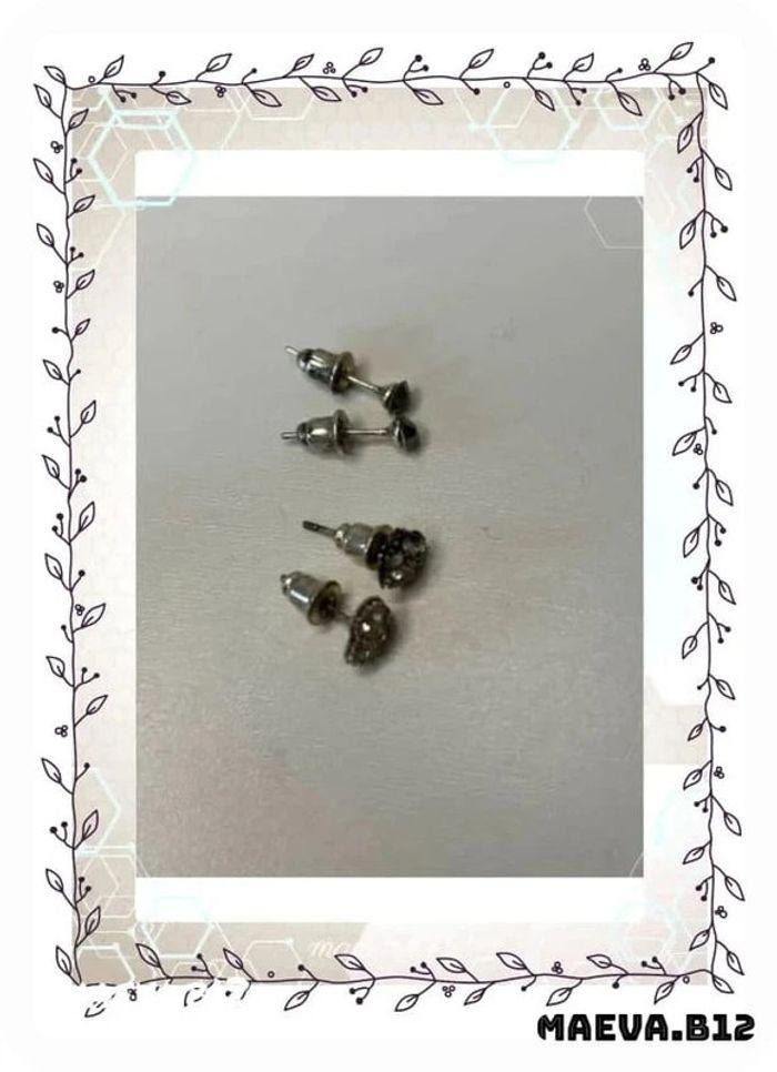 2 petites paires de boucles d’oreilles forme cœur strass argenté et mini noir - photo numéro 2