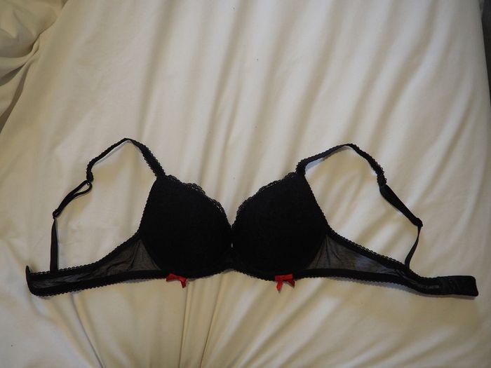 Soutien gorge Etam noir détail noeuds rouges - photo numéro 3