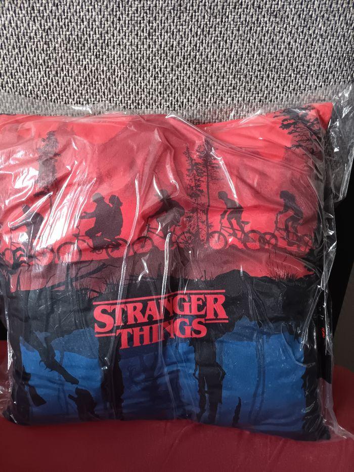 Coussin stranger thing - photo numéro 1