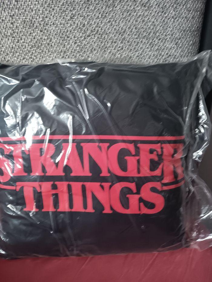 Coussin stranger thing - photo numéro 1