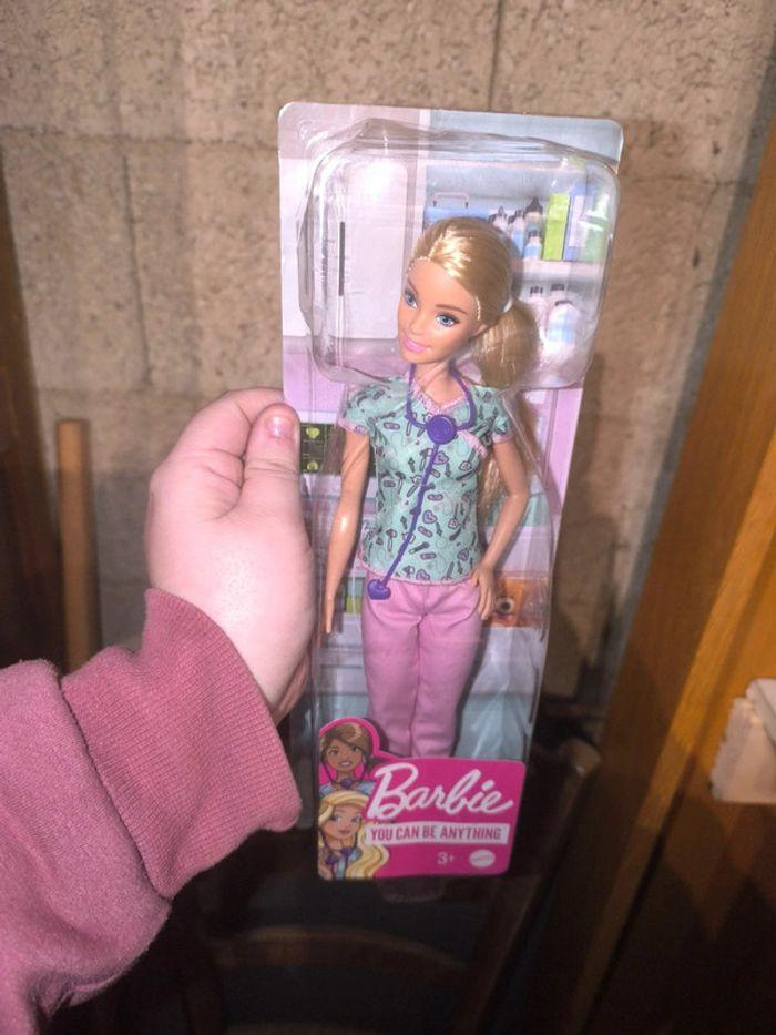 Poupée barbie infirmière