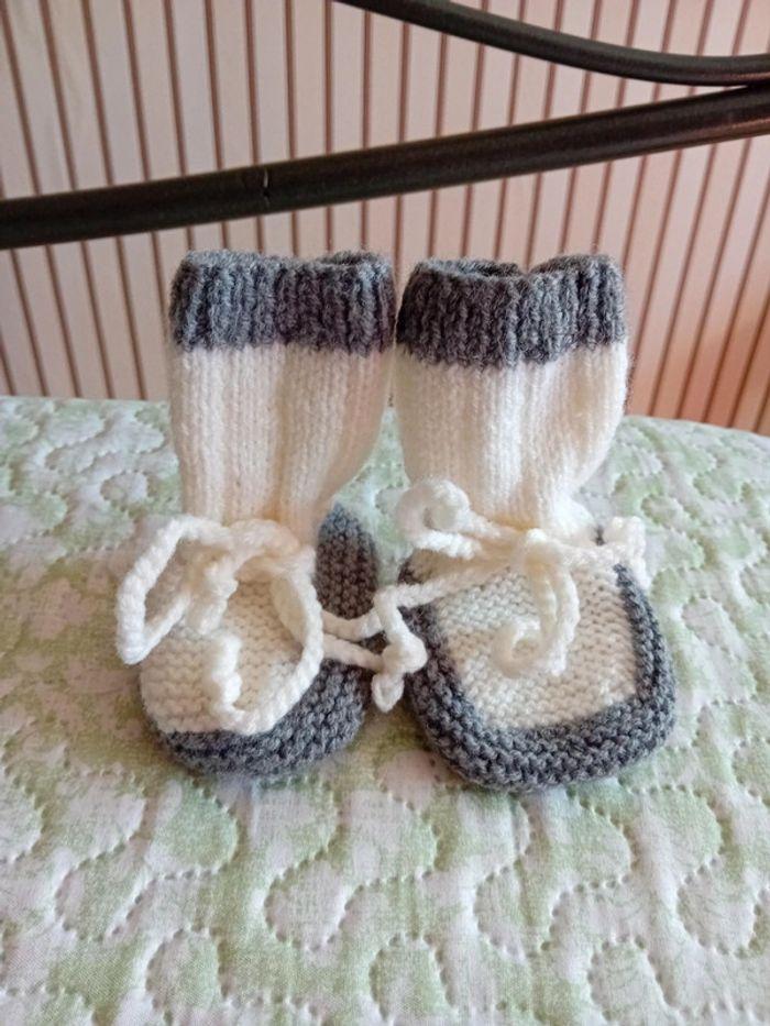 Lot de 2 paires de petits chaussons taille naissance - photo numéro 2