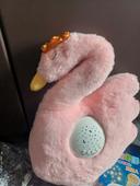 Doudou veilleuse musicale cigne rose