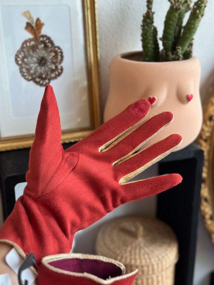 Gants neuf en suédine rouge avec broderie tactile - photo numéro 3