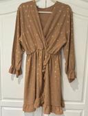 Robe beige avec motifs or