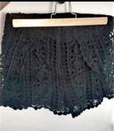 Short noir dentelle crochet