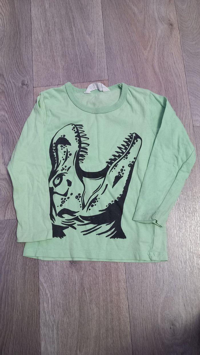 T-shirt à manches longues avec un dinosaure dessus - photo numéro 1