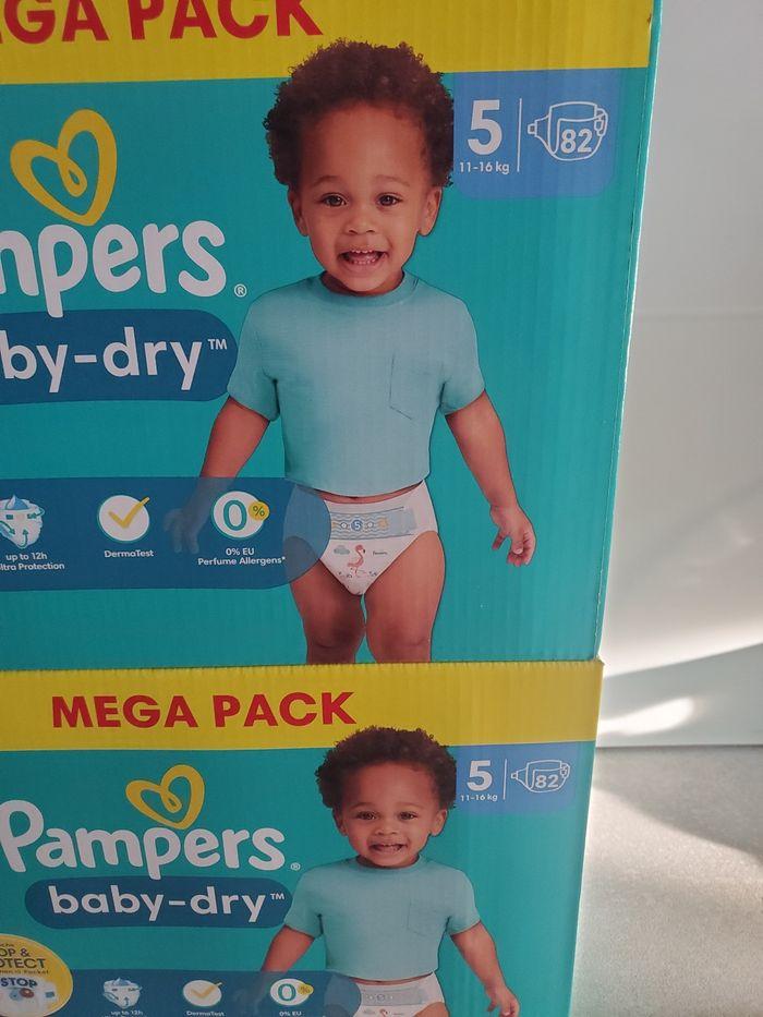 Lot de 2 cartons de couches PAMPERS baby dry taille 5 - photo numéro 2