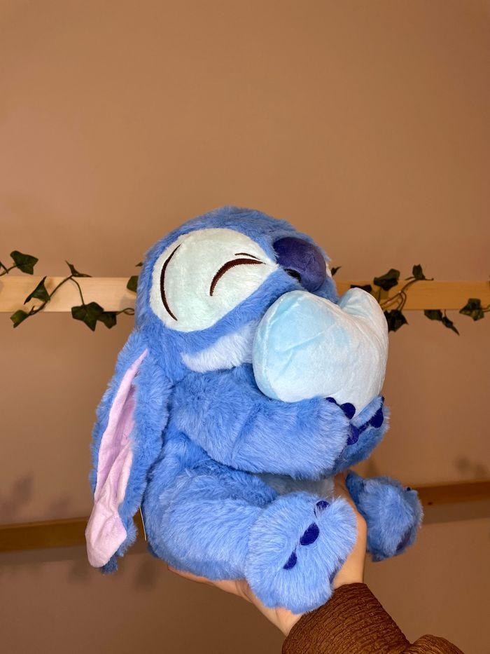 Peluche Disney Stitch avec un Coeur ♥️ - photo numéro 1