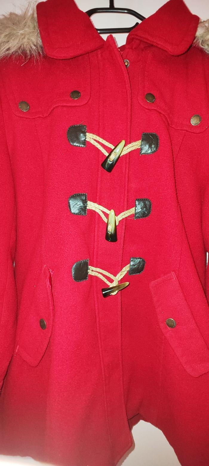 Manteau rouge à capuche - photo numéro 3