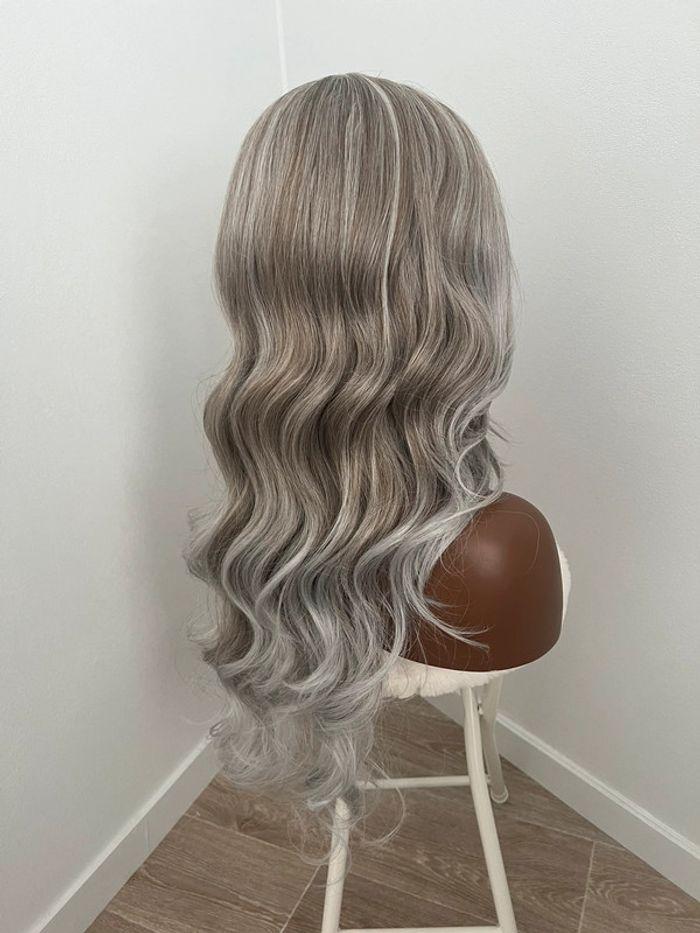 Perruque blonde 2 tons grise et brune lace front raie sur le côté - photo numéro 13