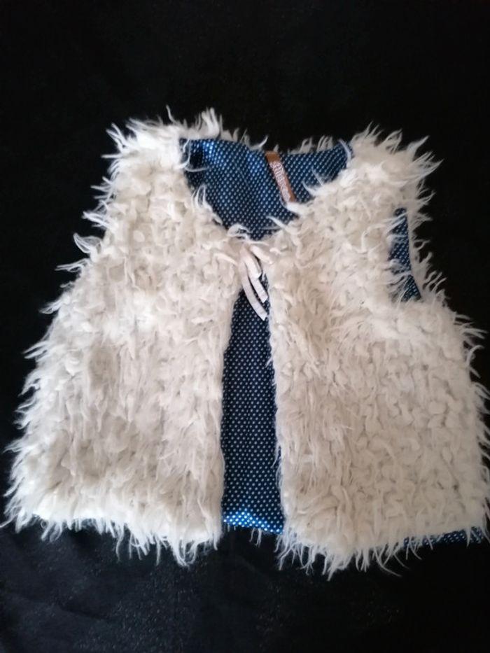 Gilet sans manche fourrure et intérieur bleu à pois blanc en satin 36 mois - photo numéro 1