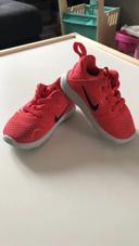 Baskets Nike rose/corail lacets élastique