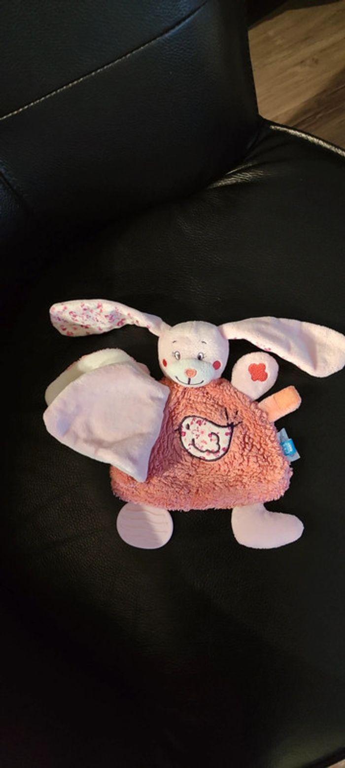 Peluche doudou lapin rose avec activités - photo numéro 3