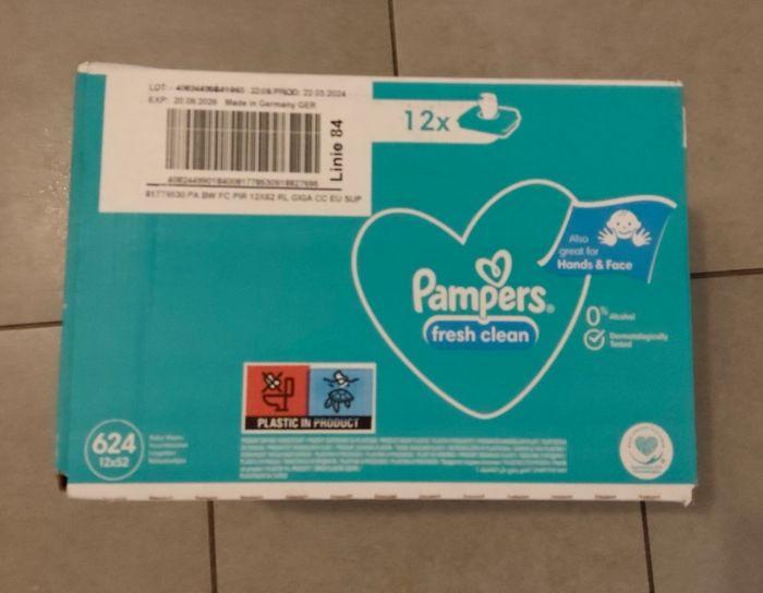 Un cartons de lingettes Pampers fresh clean