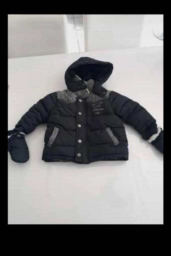 Manteau chaud avec mouffles 9 mois.