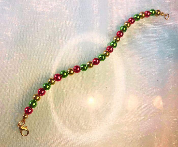 Bracelet avec perles 6mm – Rouge Vert et Doré - photo numéro 3