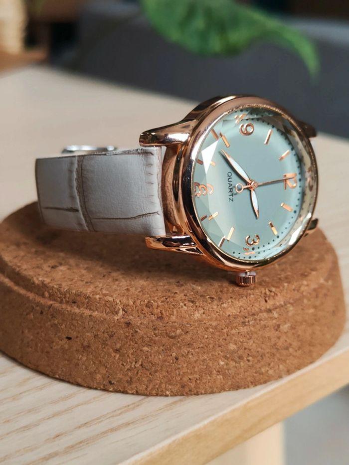 Montre grise totale, femme, élégante en reliefs - photo numéro 1