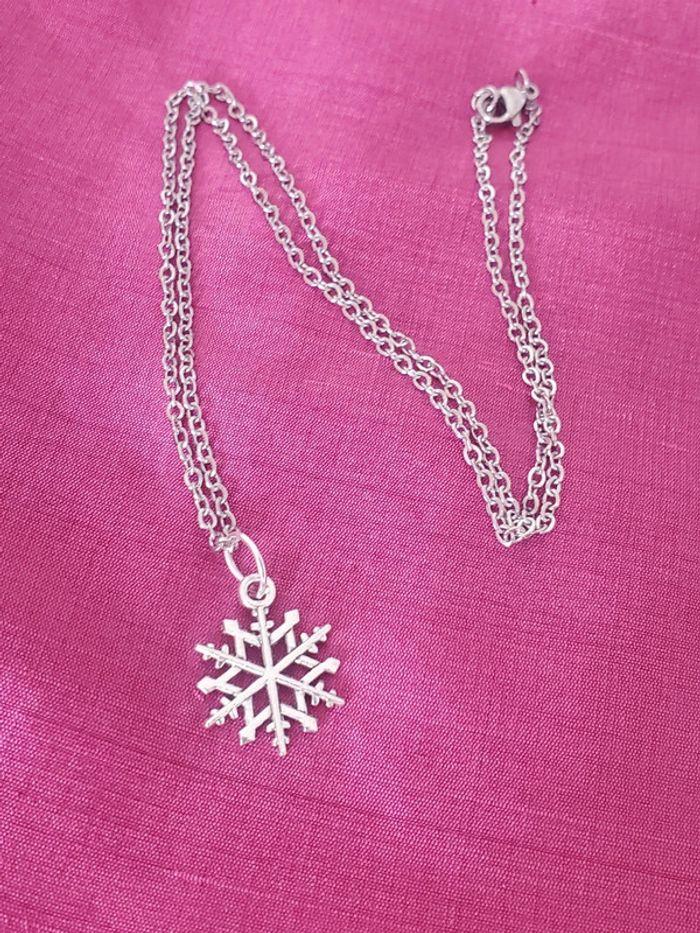 Collier chaîne argenté et flocon de neige argentée - photo numéro 2