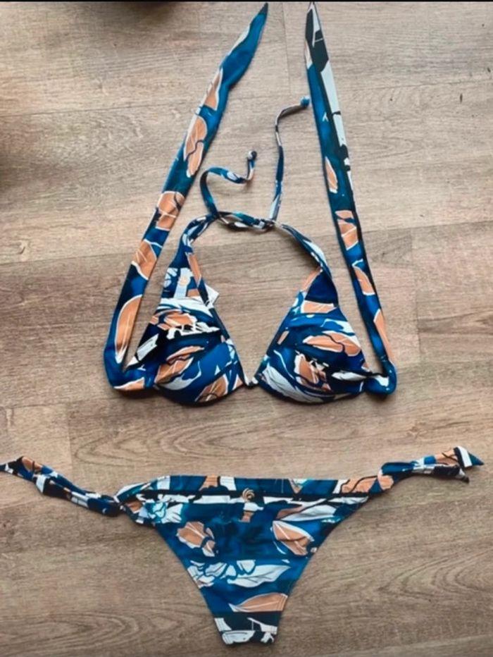 Superbe bikini bleu et blanc à motifs - photo numéro 2