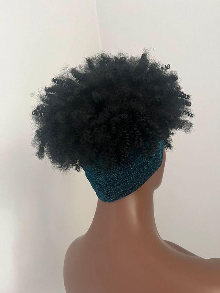 Perruque bandeau afro bouclée noire - photo numéro 6