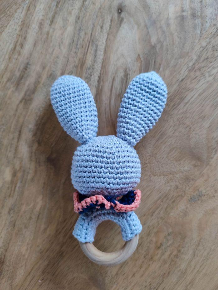 Hochet Lapin crocheté à la main en France - photo numéro 2