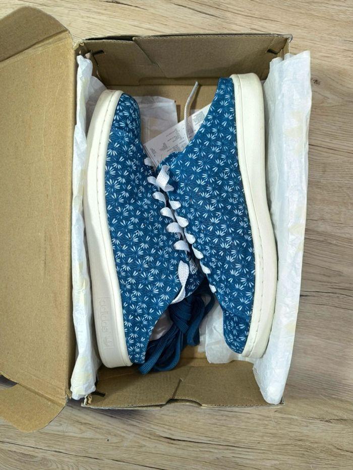 Mules adidas bleue marine à fleurs pointure 42.5 neuves avec boîte - photo numéro 1