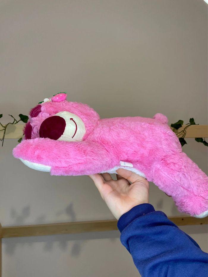 Peluche Lotso Toy Story, l’ours a la fraise endormi - photo numéro 11