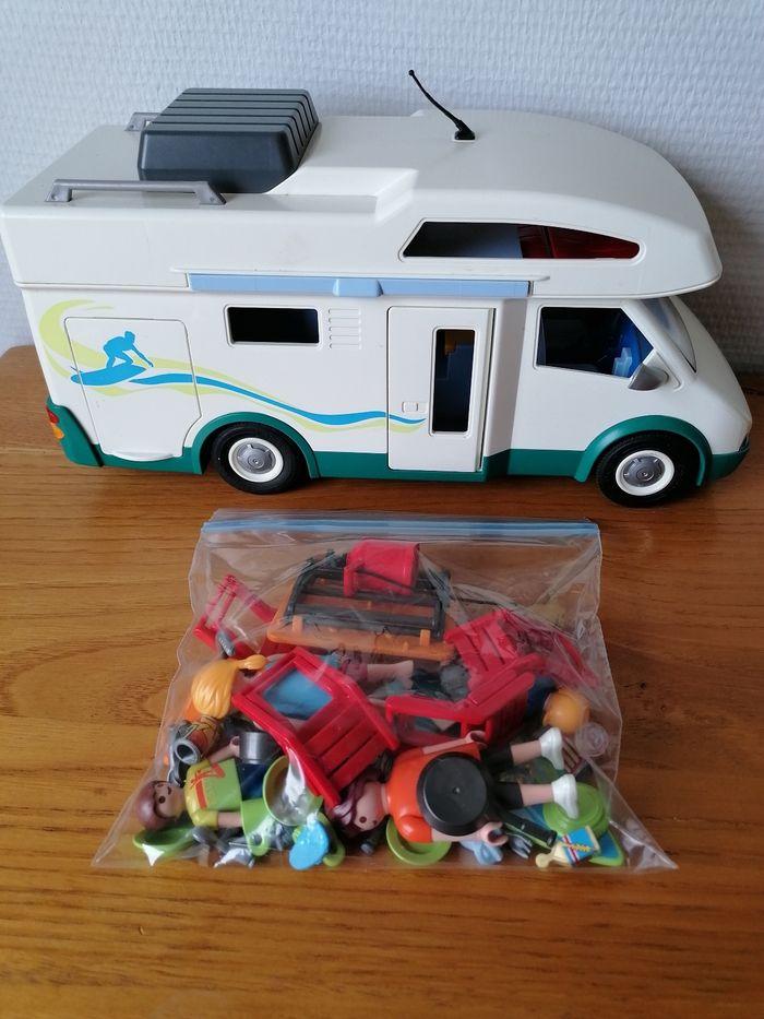 Famille avec camping car playmobil complète. - photo numéro 1