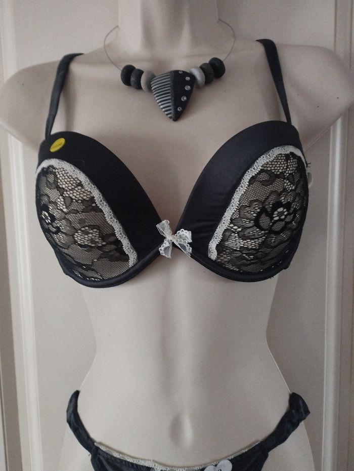 Ensemble lingerie femme neuf 90C et 38 pour le string - photo numéro 3