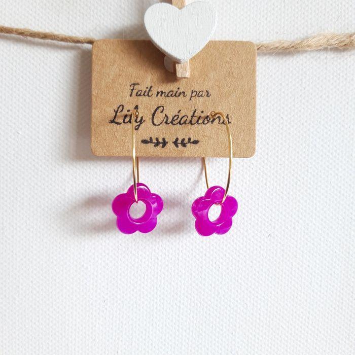 Boucles d'oreilles créoles dorée et fleurs fuschia LC286