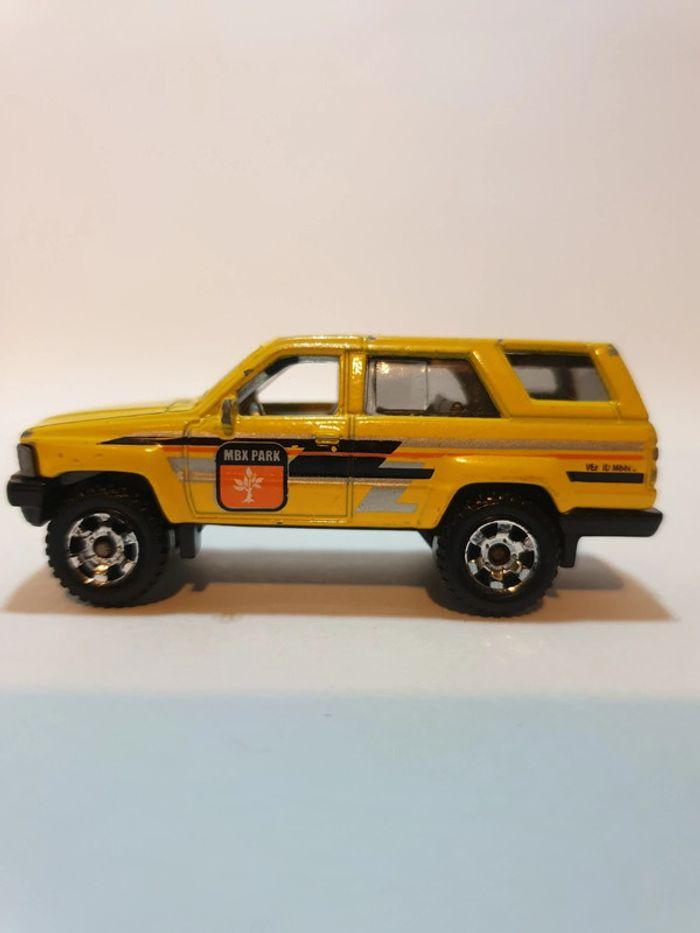 Matchbox 2013 Toyota 4Runner 1985 jaune MBX Park - 1/64 - photo numéro 11