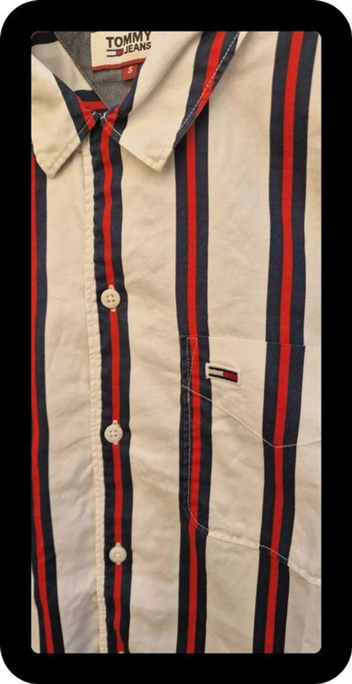 Chemise Tommy Hilfiger à Manches Courtes, Taille S, Rayée Marine et Rouge, Excellent État - photo numéro 3