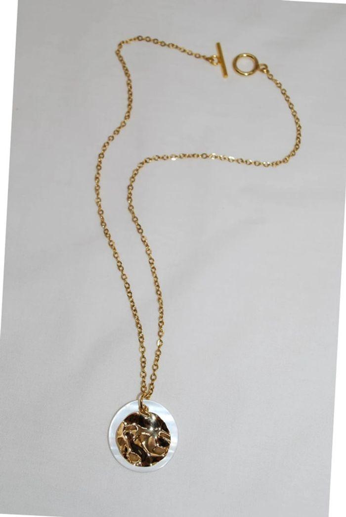 Collier pendentif froisée en acier inoxydable doré et nacre - photo numéro 3