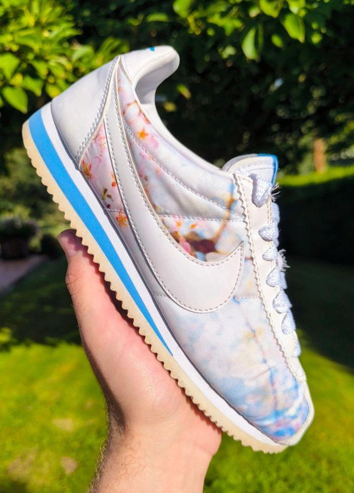 Baskets Nike Cortez à fleurs blanches et bleues pointure 39 très bon état sans boîte - photo numéro 1