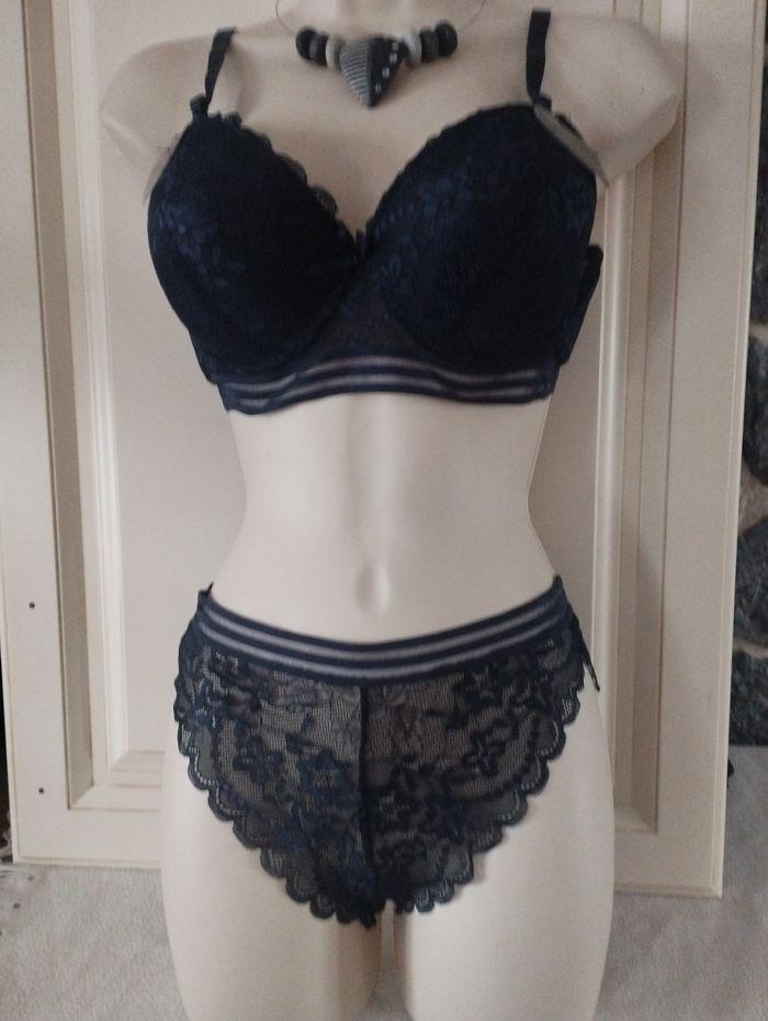 Ensemble de lingerie neuf.bleu foncé 95C pour le haut et L pour le bas - photo numéro 2