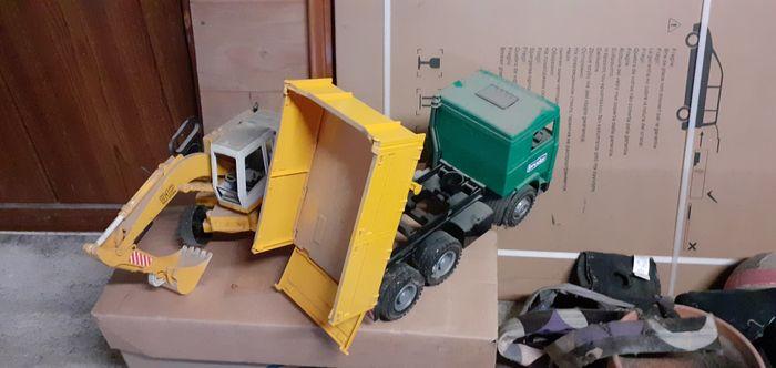 camion chantier avec pelle mecanique - photo numéro 2