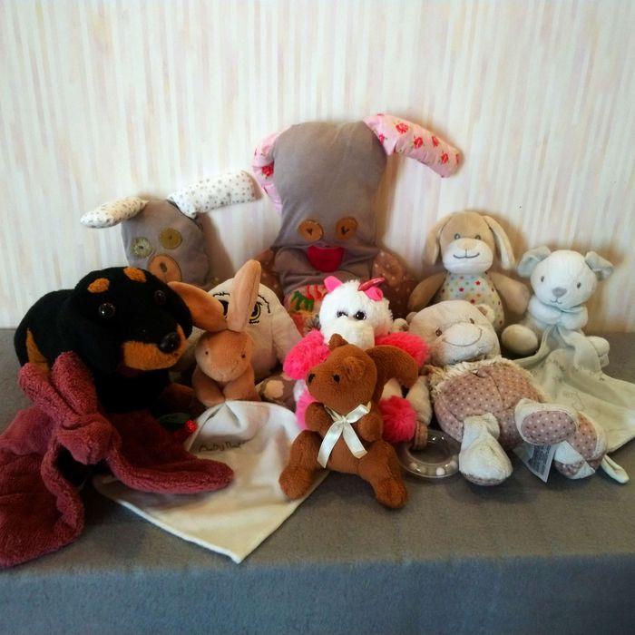 Lot de peluches et doudous